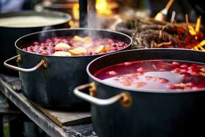 bebidas frutas e bagas quente ponderado vinho dentro panelas com vapor dentro rua Comida mercado. generativo ai foto