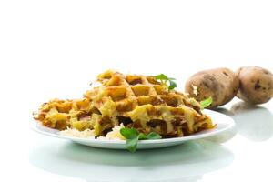 frito batata waffles com queijo dentro uma prato em branco fundo foto