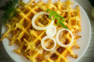 frito batata queijo vegetal waffles com bacon e cebolas foto