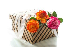 presente caixa com fitas e lindo rosas dentro. foto