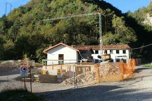 construção ou reparar do a rural casa, fixação fachada, isolamento e usando cor foto