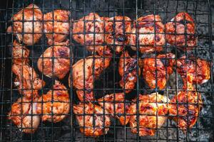 dourado Castanho grelhado frango carne é cozinhou em a grade ao ar livre foto