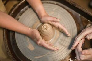 oleiro menina trabalho em de oleiro roda, fazer cerâmico Panela Fora do argila dentro cerâmica oficina foto