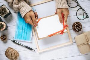 mãos segurando um cartão aberto ou carta. maquete de capa em branco. foto