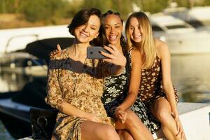 conteúdo multiétnico mulheres levando selfie perto rio foto