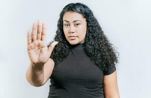 fechar acima do mulher gesticulando Pare com a Palma do mão isolado. pessoas gesticulando Pare isolado. latim mulher gesticulando Pare com Palma mão isolado foto