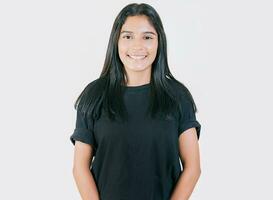 retrato do feliz jovem menina com sereno Veja isolado. retrato do atraente latim menina sorridente isolado. nicaraguense mulher conceito dentro isolado fundo foto