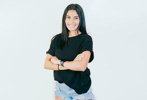 retrato do lindo latim menina com braços cruzado. sorridente latim menina com braços cruzado isolado. nicaraguense mulher em isolado fundo foto