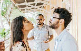 homem descobrindo dele traindo namorada se beijando outro homem dentro a rua, namorado descobrindo dele namorada infidelidade ao ar livre foto