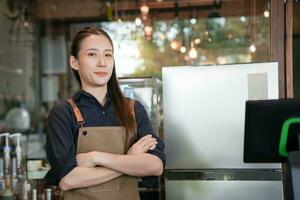 retrato ásia mulher proprietário feliz a primeiro dia do pequeno o negócio cafeteria. garantias segurança, limpeza, aberto a café fazer compras. confiança . sme, Bem-vindo, restaurante, casa fez foto