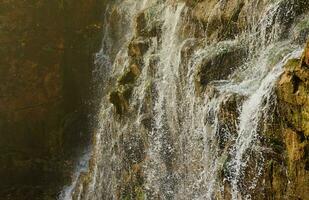 lindo cascata entre ampla pedras dentro outono floresta. sofievskiy parque dentro humano, Ucrânia foto