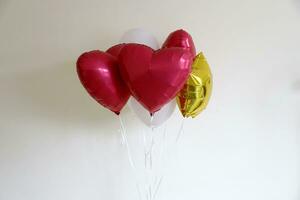 coração e Estrela em forma balões para dia dos namorados dia em luz Castanho pastel fundo foto