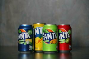 Kyiv, Ucrânia - 4 poderia, 2023 fanta suave beber marca lata latas com vários sabores foto