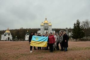 ternopil, Ucrânia - abril 2, 2023 pessoas com bandeira durante missão dentro complexo do ucraniano Jerusalém dentro a mari espiritual Centro do zarvanitsia dentro a terebovlya distrito do a ternopil foto