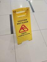 molhado chão Atenção placa. amarelo segurança borda foto