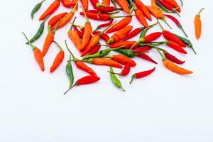 Pimenta em a branco fundo. picante ingredientes para adicionar calor para seu Comida foto