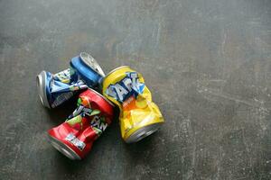 Kyiv, Ucrânia - 4 poderia, 2023 fanta suave beber marca amassado lata latas com vários sabores foto