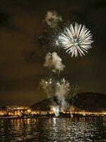 colorida fogos de artifício dentro a noite céu em a Beira-Mar do alicante Espanha foto