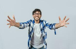 homem acolhedor com aberto braços isolado. amigáveis pessoa acolhedor. generoso jovem homem com aberto braços isolado, homem partilha com aberto mãos olhando às a Câmera com uma amigáveis sorrir foto