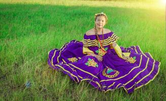 nicaraguense mulher dentro folk fantasia, nicaraguense mulher dentro folk traje foto