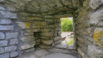 parede de tijolo de pedra centro histórico cidade velha de tallinn, estônia foto