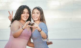 fechar acima do dois meninas fazer uma coração forma, dois amigos juntos formando uma coração, amor mãos placa foto