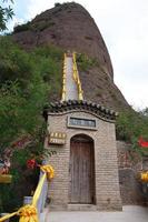 escada íngreme no templo la shao tianshui wushan china