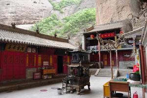 templo em tianshui wushan cavernas com cortina de água, gansu china