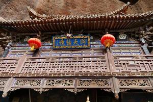 templo em tianshui wushan cavernas com cortina de água, gansu china foto