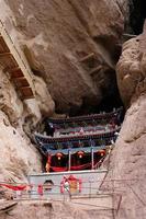 templo em tianshui wushan cavernas com cortina de água, gansu china