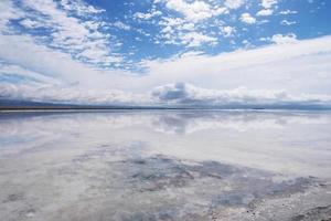 majestosa bela paisagem do lago sal Caka em qinghai china foto