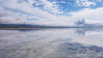 majestosa bela paisagem do lago sal Caka em qinghai china foto