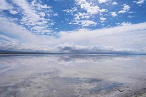 majestosa bela paisagem do lago sal Caka em qinghai china foto