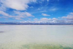 majestosa bela paisagem do lago sal Caka em qinghai china foto
