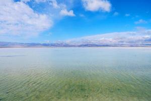 majestosa bela paisagem do lago sal Caka em qinghai china foto