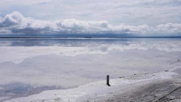 majestosa bela paisagem do lago sal Caka em qinghai china foto