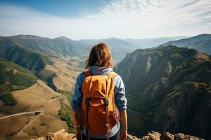 caminhante mulher com mochila em pé em topo do uma montanha e olhando às a vale, traseiro Visão do uma mulher caminhante com uma mochila desfrutando surpreendente vale paisagens em a topo do montanha, ai gerado foto