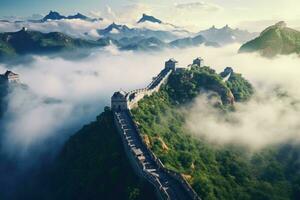 a ótimo parede do China dentro a manhã com névoa e nuvens, a ótimo parede do China dentro a névoa , deitado longo, surrealista Visão a partir de zangão fotografia, 8k , ai gerado foto