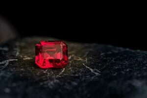 vermelho rubi precioso pedra preciosa em Sombrio fundo foto