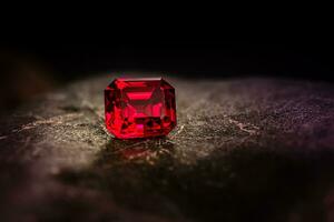 vermelho rubi precioso pedra preciosa em Sombrio fundo foto