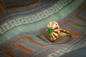 vintage ouro anel com esmeralda foto