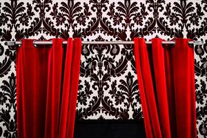 uma cativante momento, a vermelho cortina revelação uma monocromático mundo foto