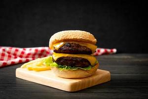 hambúrguer ou hambúrguer de carne com queijo e batatas fritas foto