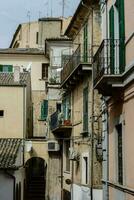 uma limitar rua com edifícios e varandas foto