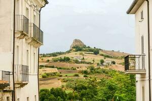 uma Visão do a colinas a partir de a velho Cidade foto