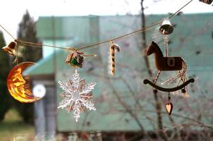 Natal janela dentro uma rural casa com uma festão do Natal brinquedos do uma cavalo, uma lua, uma açúcar bengala, flocos de neve, horizontal foto