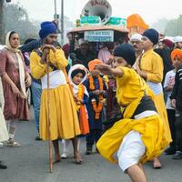 Délhi, Índia, Outubro 2, 2023 - sikhs exibição gatka e marcial artes durante anual nagar kirtan, tradicional, procissão em conta do aniversário do guru Nanak dev sim, nagar kirtan dentro leste Délhi área foto