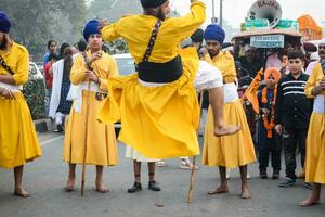 Délhi, Índia, Outubro 2, 2023 - sikhs exibição gatka e marcial artes durante anual nagar kirtan, tradicional, procissão em conta do aniversário do guru Nanak dev sim, nagar kirtan dentro leste Délhi área foto