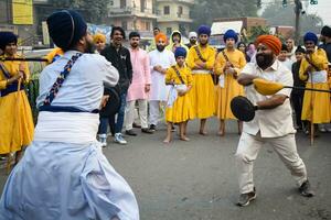 Délhi, Índia, Outubro 2, 2023 - sikhs exibição gatka e marcial artes durante anual nagar kirtan, tradicional, procissão em conta do aniversário do guru Nanak dev sim, nagar kirtan dentro leste Délhi área foto