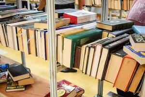 Novo Délhi, Índia, setembro 09 2023 - variedade do livros em estante dentro uma barraca de livros às Délhi internacional livro justo, seleção do livros em exibição dentro anual livro justo. foto